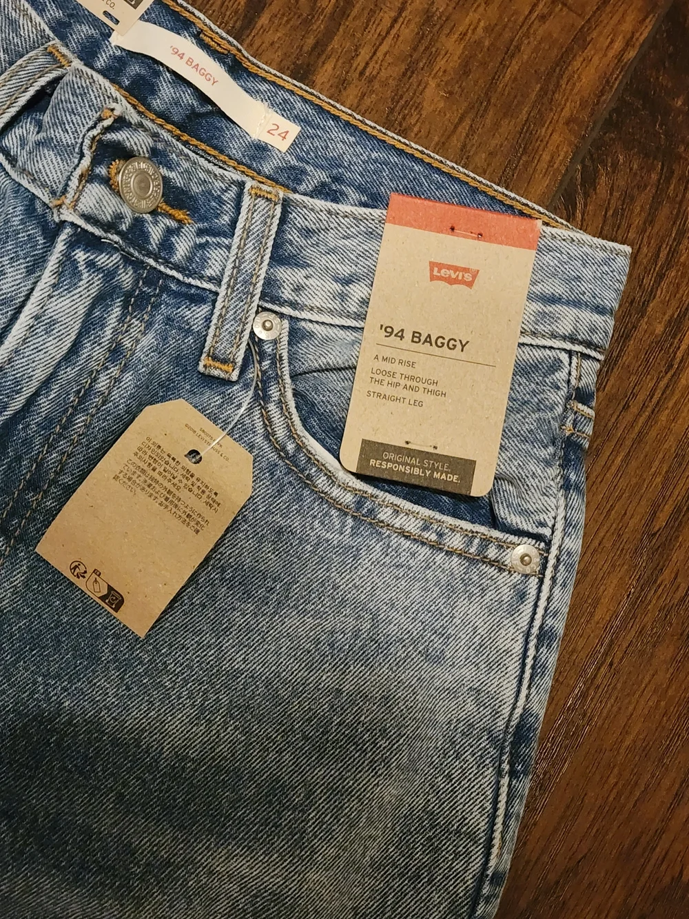 Levi’s Women’s 94 Baggy Jeans 24x31 Light Wash Distressed Mid Rise Straight Leg - Picture 7 of 12